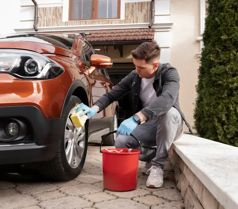 Lavage auto à domicile Clohars-Carnoët : professionnel intervenant sur un véhicule